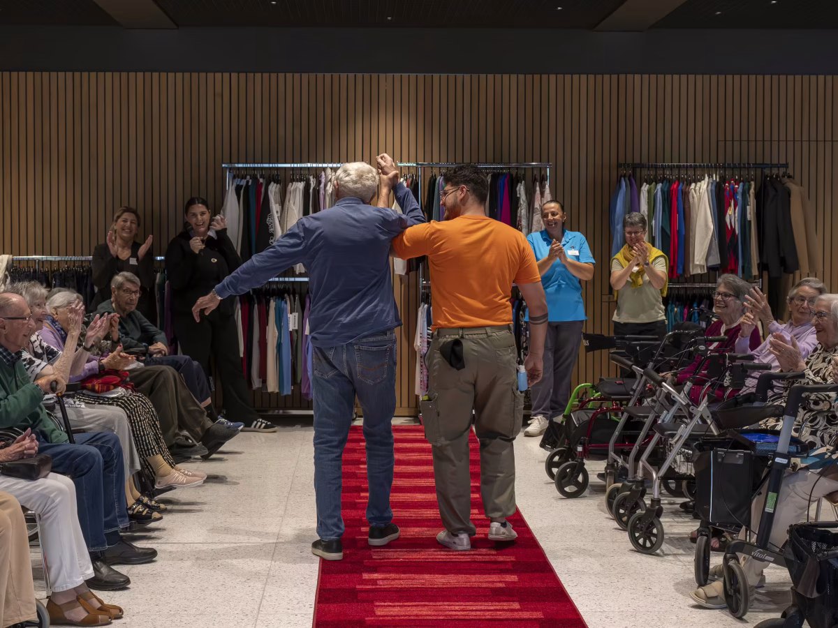 Zivilschützer zwischen Catwalk und Holzpaletten